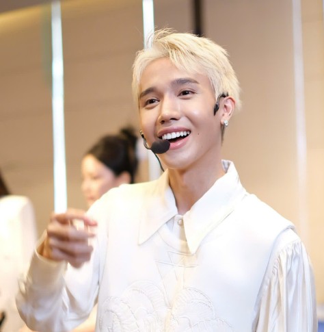 Henry Trần Makeup?>